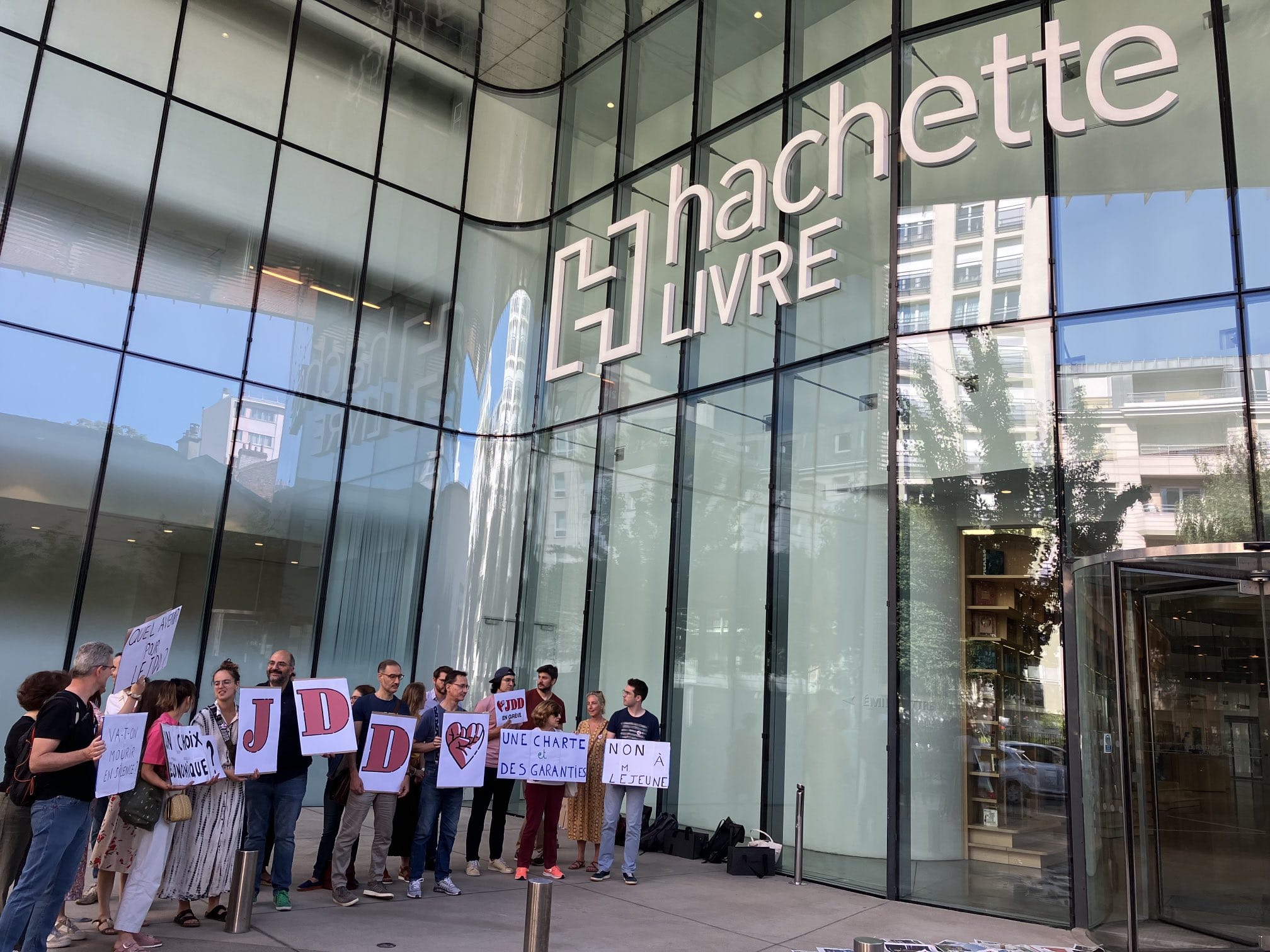 Photographie d'un rassemblement de gréviste du JDD devant le siège de Hachette