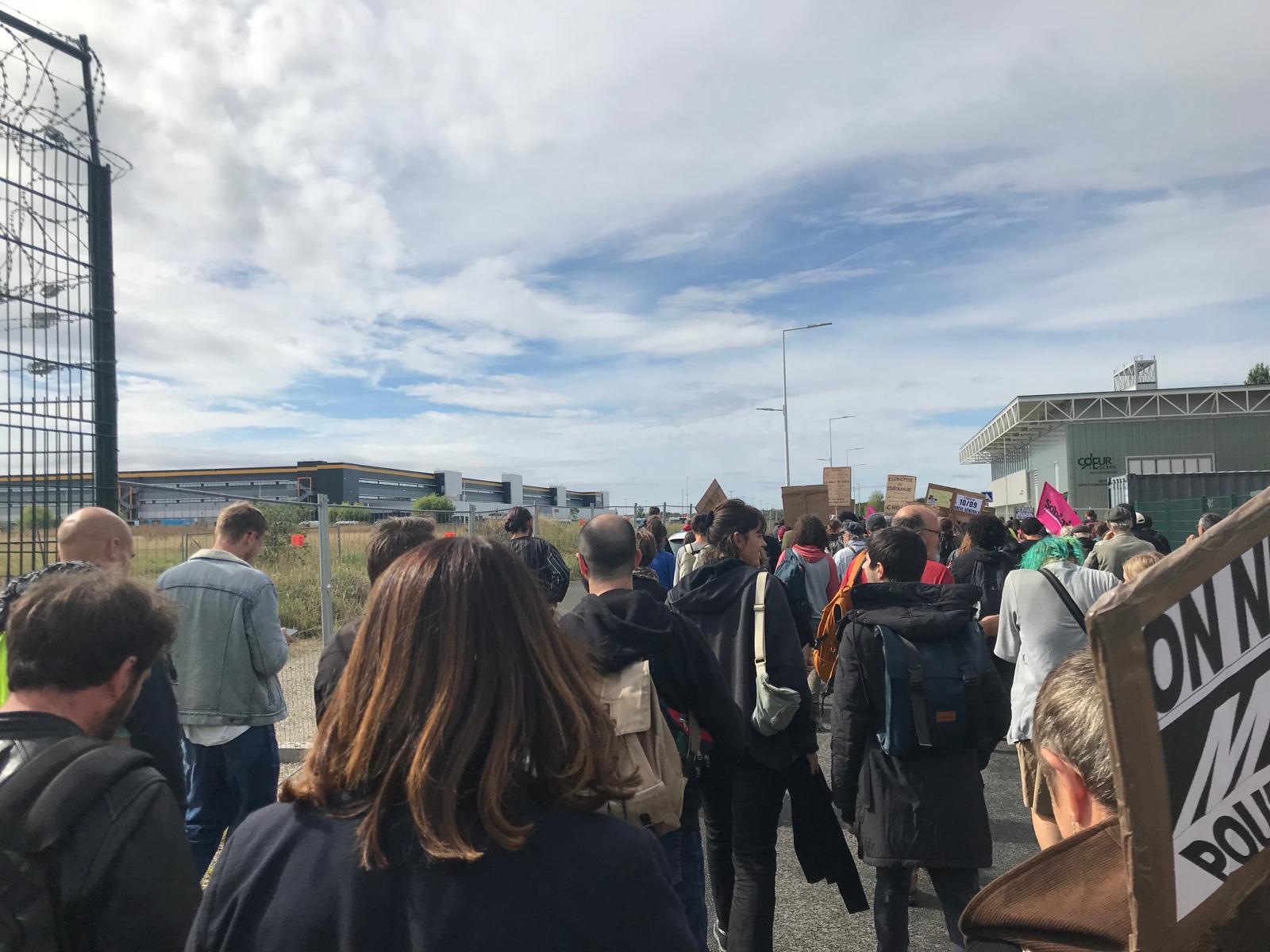 Photo d'une manifestation devant amazon le 10 septembre